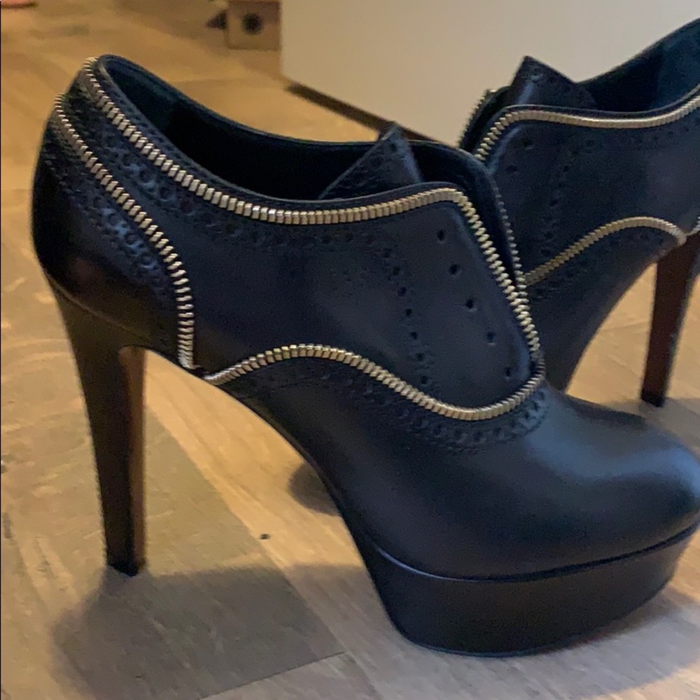 Louis Vuitton Black Leather Ankle Bootie 38